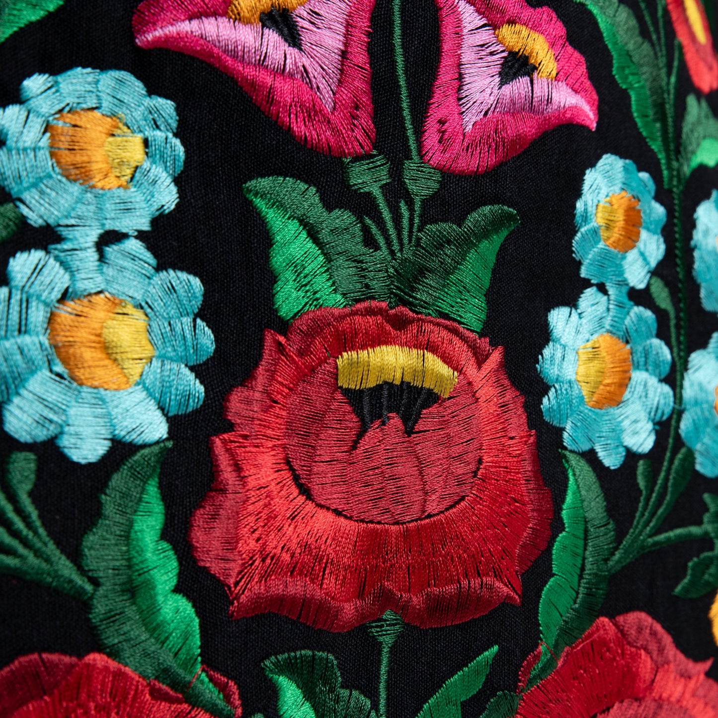 Ermale Design – Handtasche mit Blumen-Stickerei | Ungarisches Kunsthandwerk | 34×34×9 cm großblumig